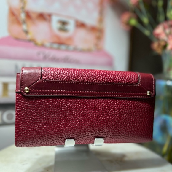 COACH Swagger Black Cherry Red
Wallet in Pebble Leather - Picture 4 of 9